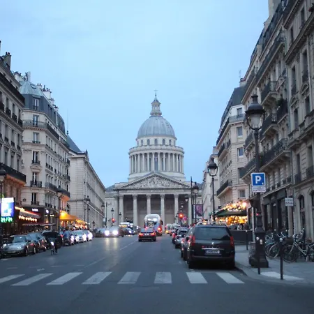 Bohemian & Historic Pantheon Mosquee